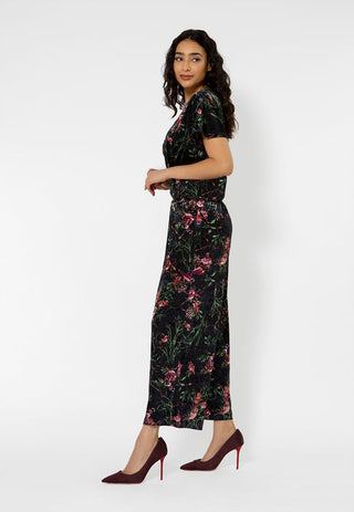 Macacão feminino Leota Ruby Velvet manga curta preto