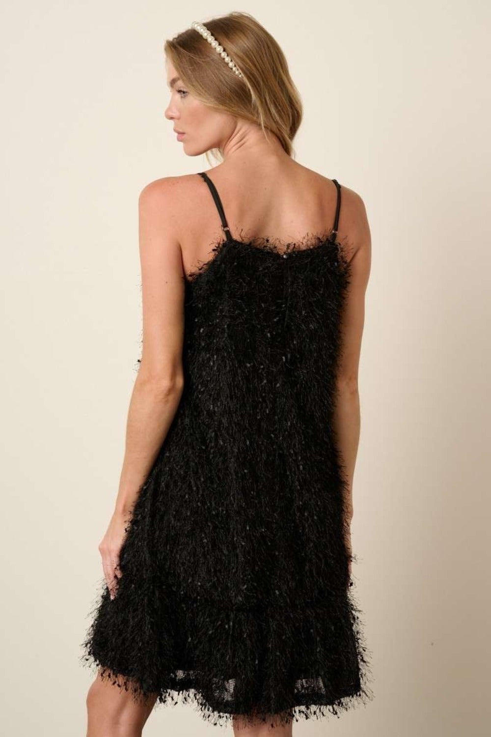 Vestido curto de alças finas com babados e penas Mittoshop
