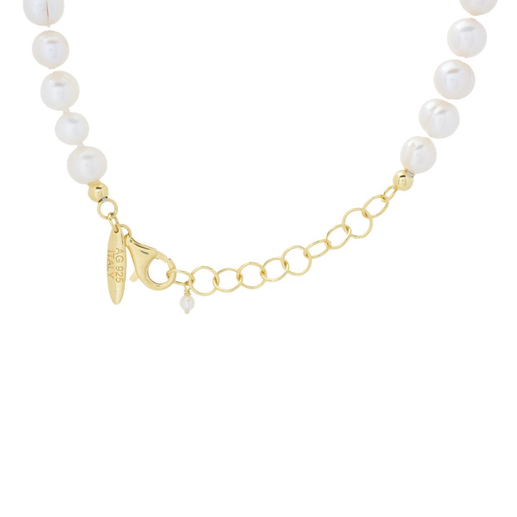 Colar Graziella com pingente de cruz de rosa esculpida banhado a ouro 23K e pérolas cultivadas