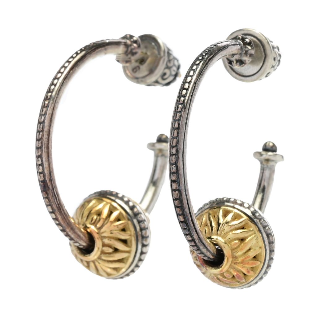 Brincos de argola Huggie Konstantino de 2,5 cm com detalhes em ouro 18K e contas polidas