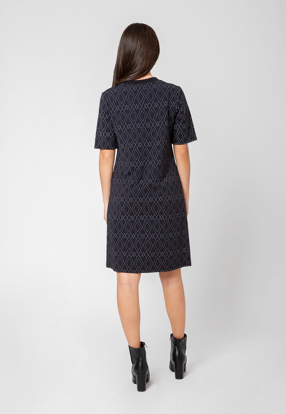 Vestido Maddie de manga curta feminino Leota em jacquard luxuoso com linhas de diamante, preto