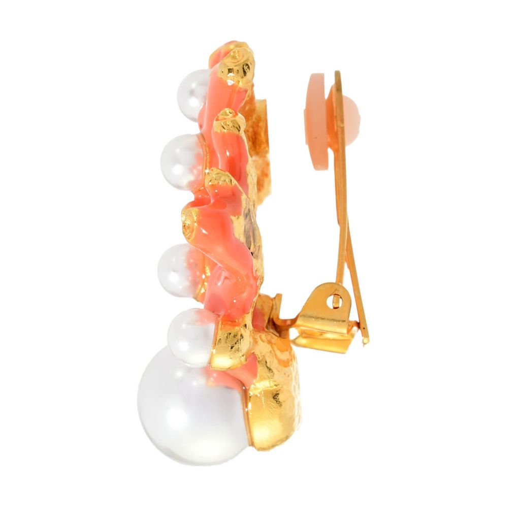 Brincos de botão com clipe Kenneth Jay Lane banhados a ouro 22K com pérolas artificiais e recife de coral