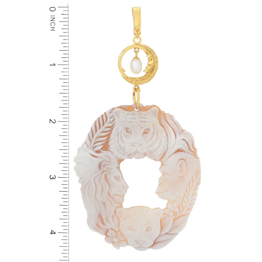 Pingente Cameo Italiano "Elysee" com concha vazada e realçador de camafeu de animais da selva