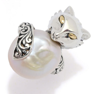 Anel de raposa com pérolas cultivadas barrocas e detalhes em ouro 18K da Artisan Silver by Samuel B.
