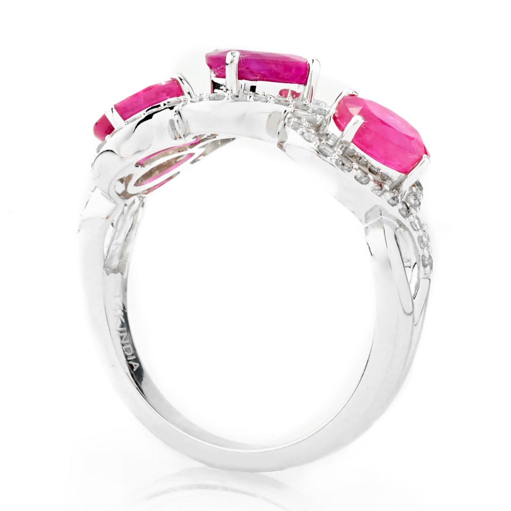 Anel Gem Treasures em ouro branco 14K com rubi birmanês de 2,10 quilates e halo de diamante