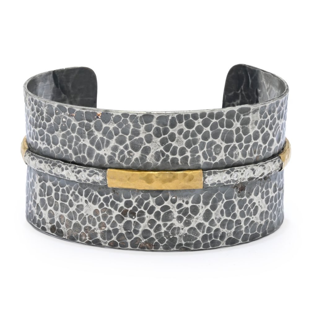 Pulseira larga Anatolia by Cevherun em ouro 24K com detalhes martelados e diamantes de 0,21ct