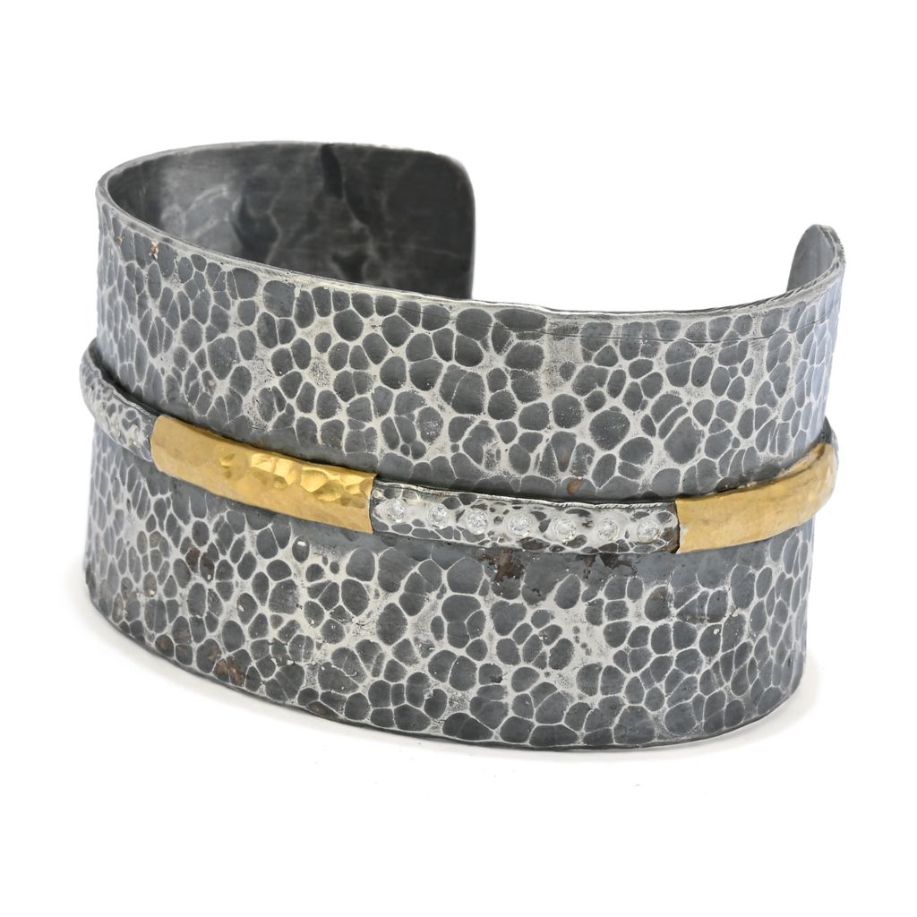 Pulseira larga Anatolia by Cevherun em ouro 24K com detalhes martelados e diamantes de 0,21ct