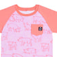 Camiseta infantil RAGS Apparel manga curta raglan com bolso arredondado rosa tamanho 2T