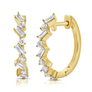 Diana M Jewels - Brincos Huggie com 10 diamantes Baggett e redondos