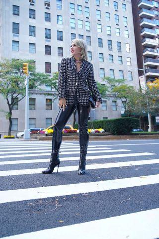 Blazer xadrez de tweed preto e branco – Jaqueta feminina chique sob medida