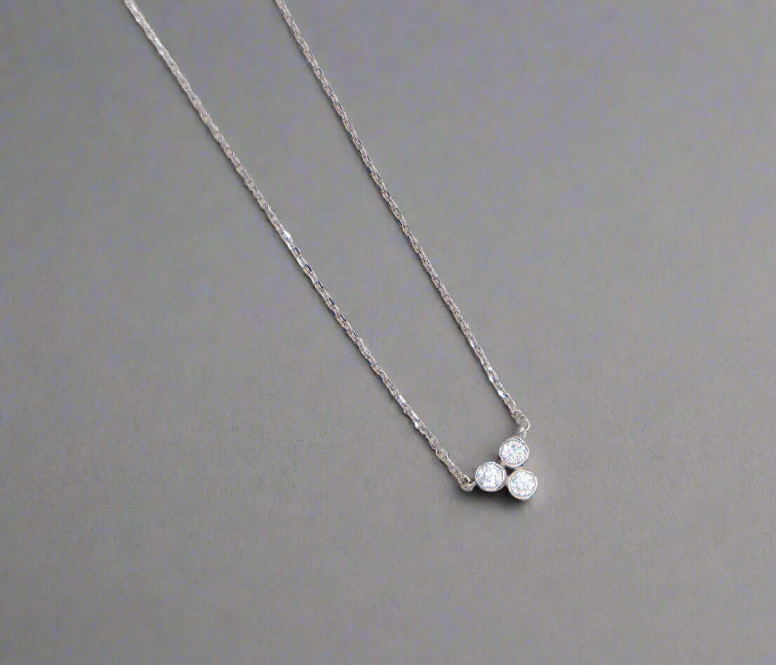 Colar Trinity com Diamantes Sintéticos Brilhantes | Elegância Redefinida