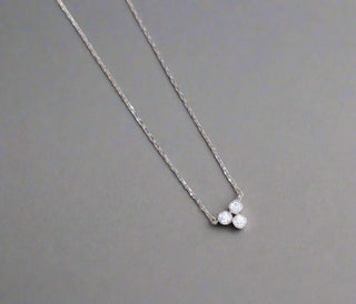 Colar Trinity com Diamantes Sintéticos Brilhantes | Elegância Redefinida