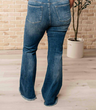 Judy Blue - Top de controle de cintura alta com bainha desfiada e calça jeans flare