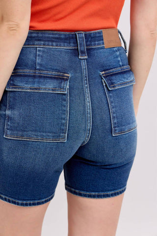 Judy Blue - Bermuda Jeans Cintura Alta com Bolso Traseiro e Aba