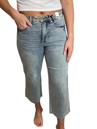 Judy Blue - Shorts curtos largos com controle de barriga e bainha crua de cintura média