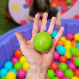 Bolas de brinquedo BalanceFrom Fitness de 2,3 pol. à prova de esmagamento com bolsa de armazenamento, multicoloridas