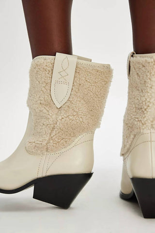Free People - Bota de pele de carneiro forquilha