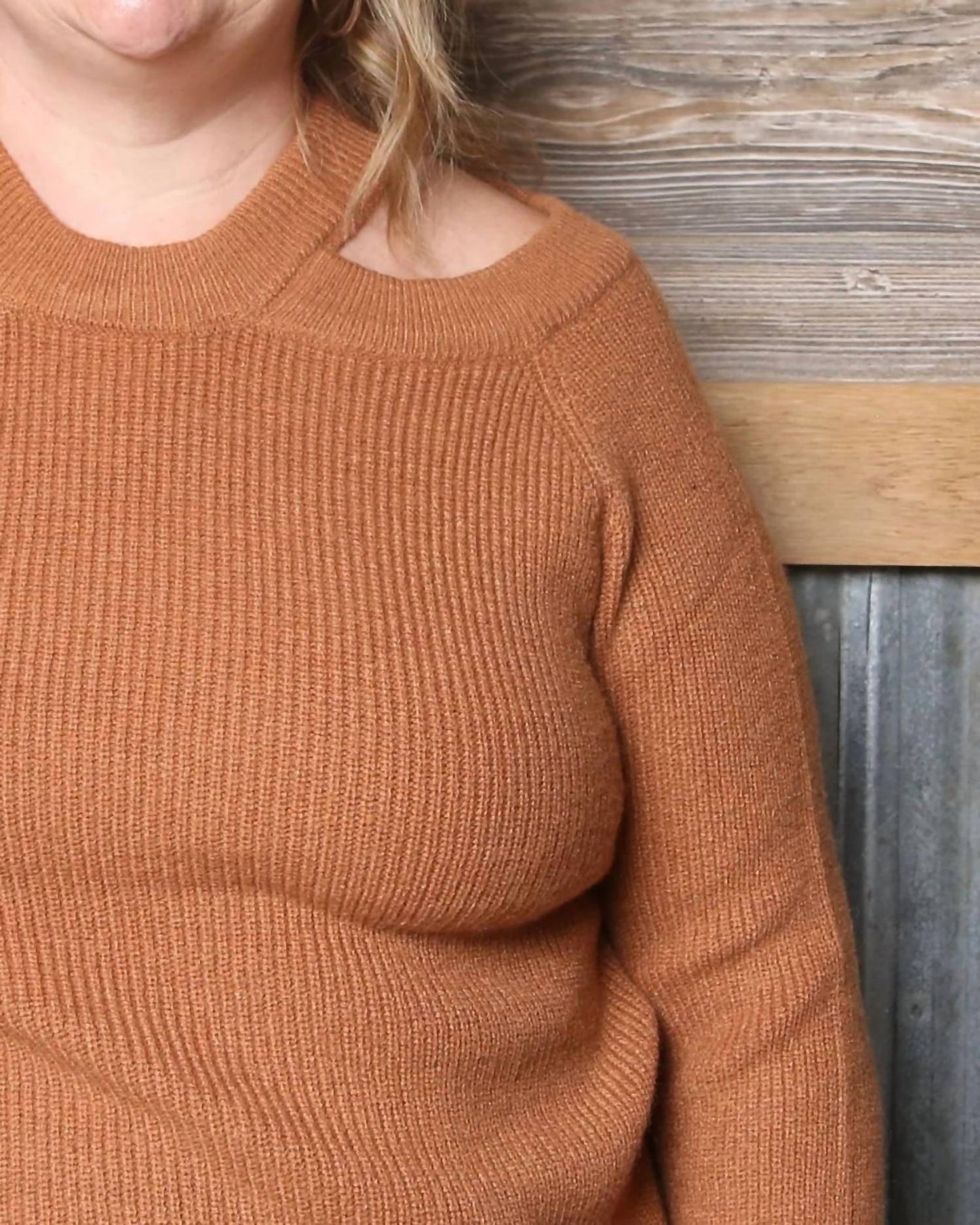 Amoli - Peek Sweater