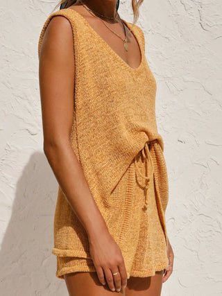 Conjunto de blusa sem mangas com decote em V e shorts com cordão