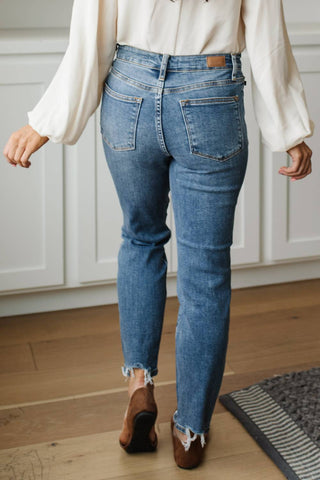 Judy Blue - Calça jeans slim fit com bainha destruída e cintura média