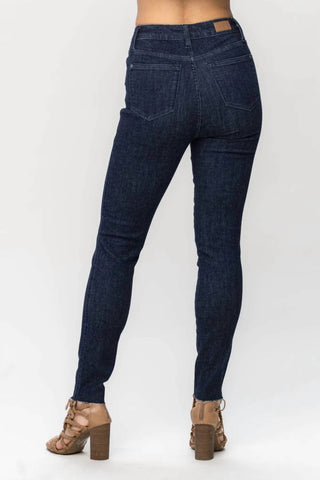 Judy Blue - Calça Jeans Skinny com Controle de Barriga e Barra Raw Hem