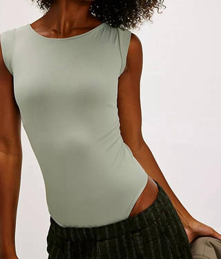 Free People - Body com decote canoa e linhas limpas