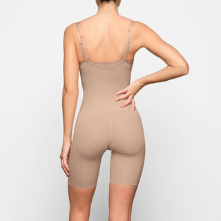 Skims - Body modelador de busto aberto para aumentar o bumbum