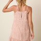Vestido curto de alças finas com babados e penas Mittoshop