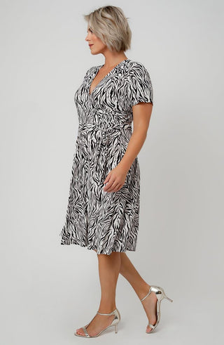 Vestido envelope estampado de zebra Leota Plus, branco, tamanho 1X