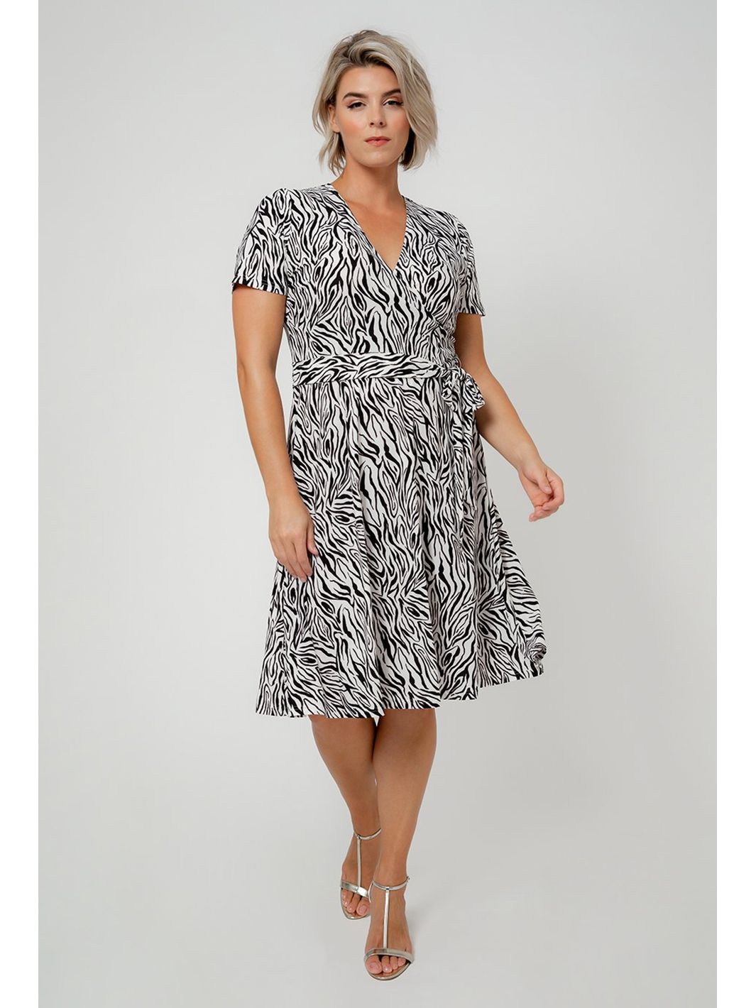 Vestido envelope estampado de zebra Leota Plus, branco, tamanho 1X