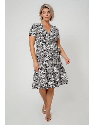 Vestido envelope estampado de zebra Leota Plus, branco, tamanho 1X