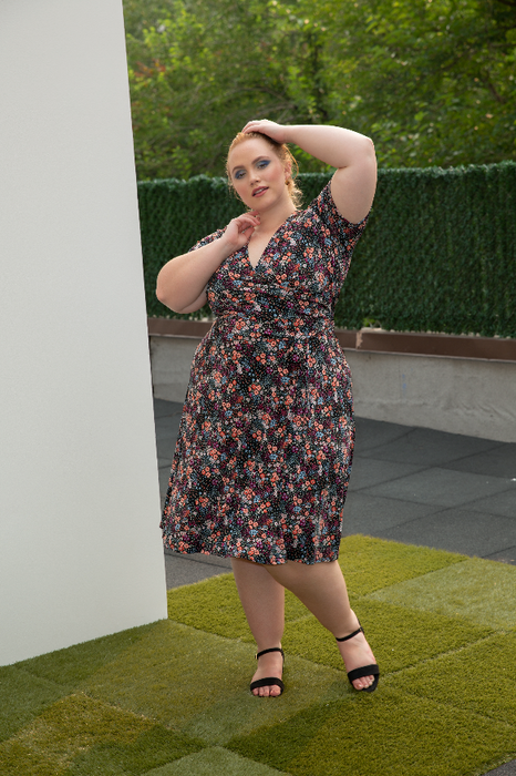 Vestido feminino Leota Perfect Wrap com manga curta, preto