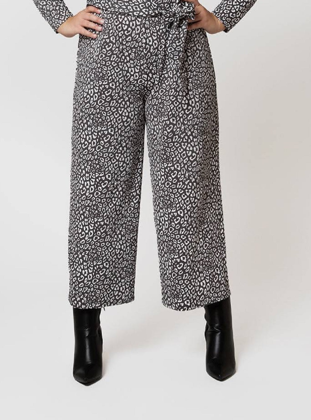 Macacão estampado Kayla feminino Leota preto tamanho 3X