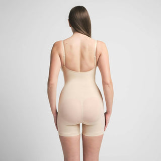 Skims - Body sem costuras com modelagem na altura da coxa
