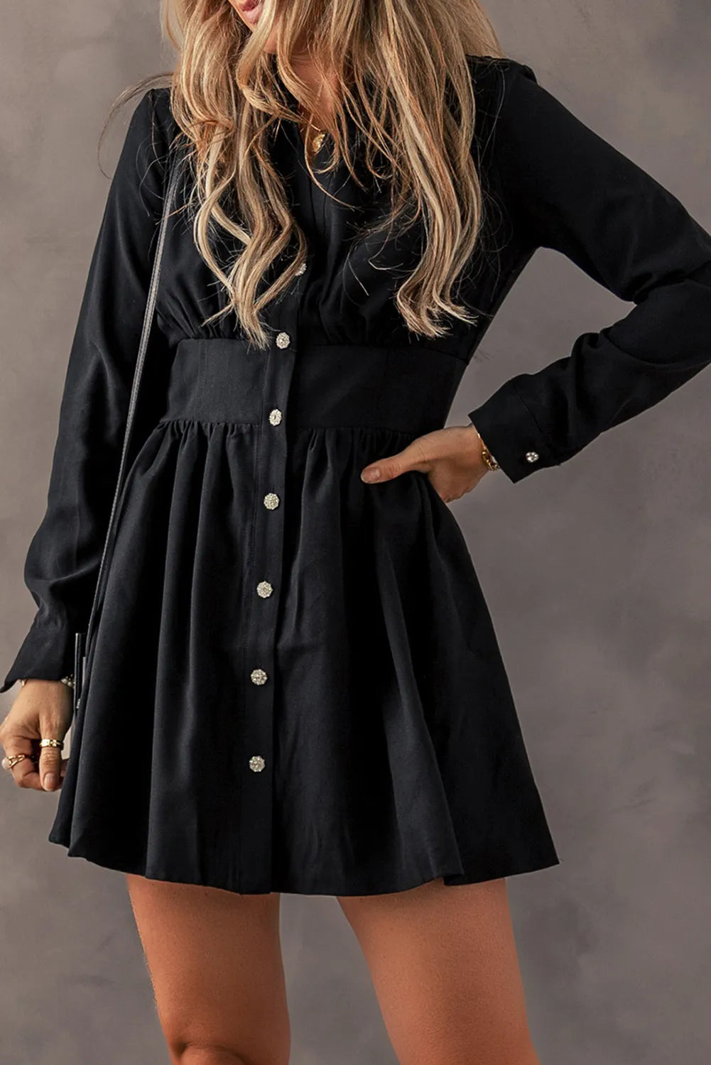 Vestido de manga comprida com botões e franzidos