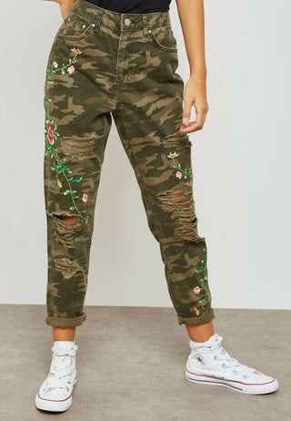 Topshop - Calça jeans mom rasgada com estampa camuflada e bordado floral de cintura alta