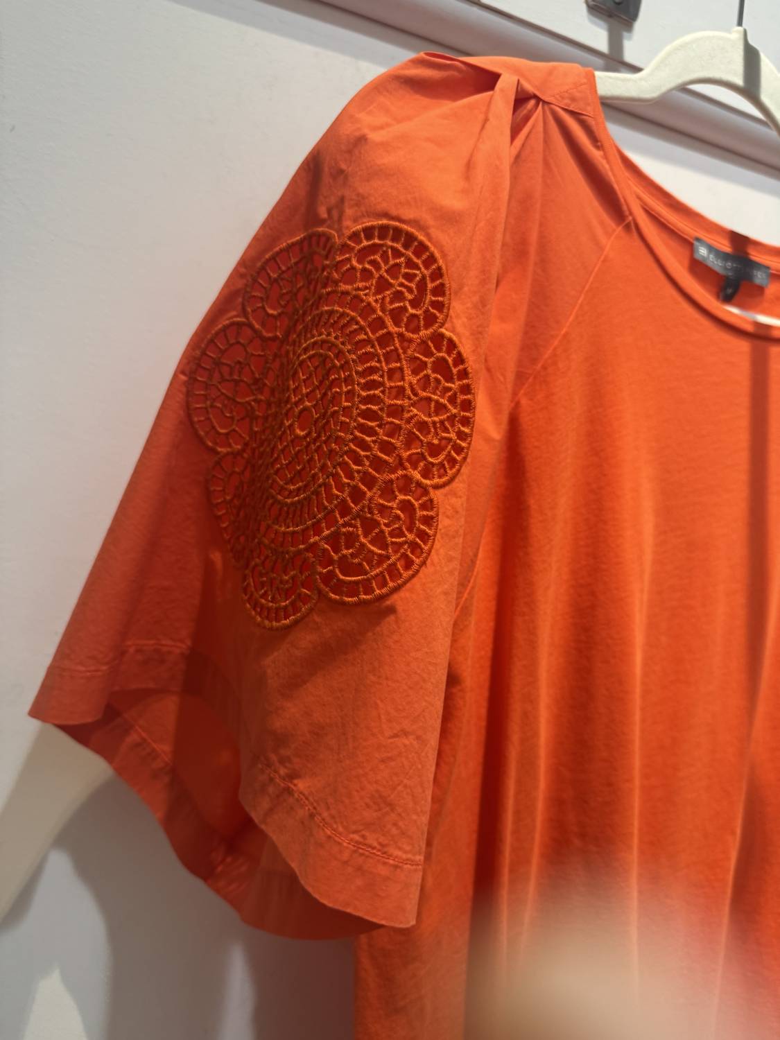 Elliott Lauren - T shirt/ design on sleeve