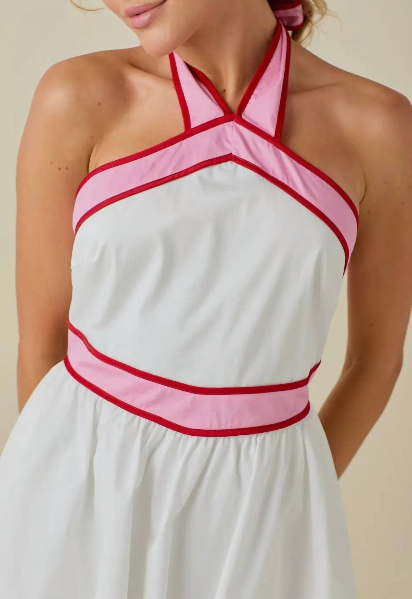 Vestido curto rosa bebê com decote halter e alças em bloco de cores