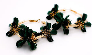 Floral Luxe Hoops – Brincos de argola com flores douradas