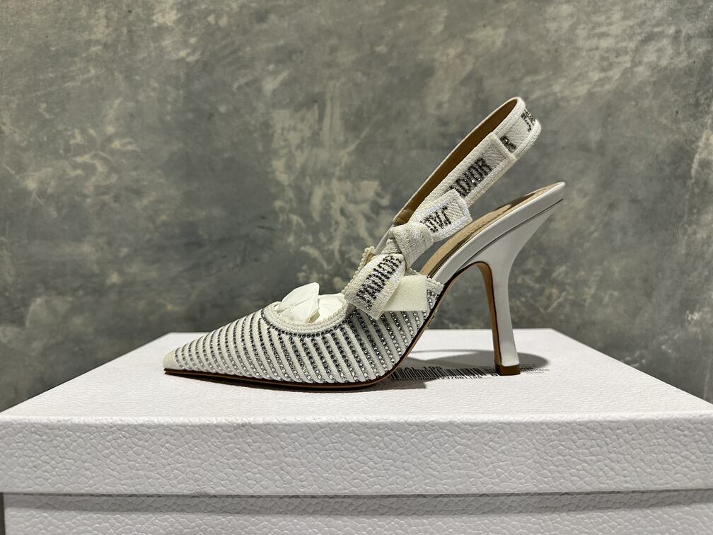 Christian Dior Feminino Street Style Elegante Logo Bico Fino Scarpins e Mules Brancos Tamanho 6