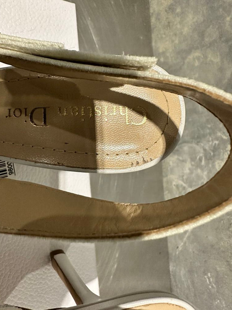 Christian Dior Feminino Street Style Elegante Logo Bico Fino Scarpins e Mules Brancos Tamanho 6