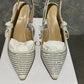 Christian Dior Feminino Street Style Elegante Logo Bico Fino Scarpins e Mules Brancos Tamanho 6