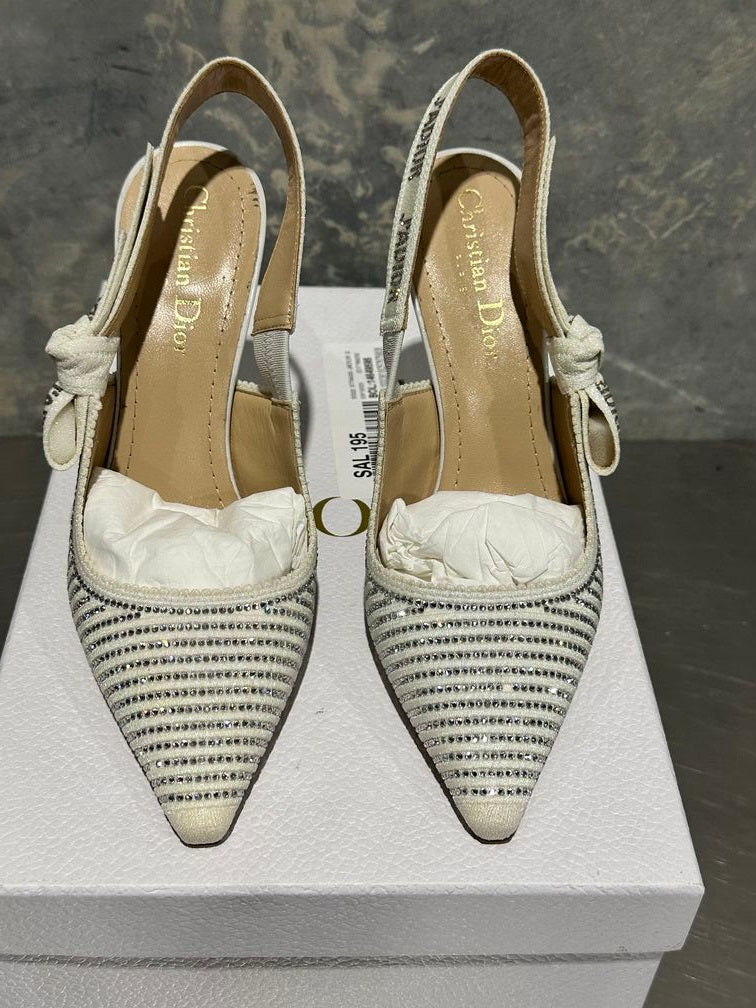 Christian Dior Feminino Street Style Elegante Logo Bico Fino Scarpins e Mules Brancos Tamanho 6