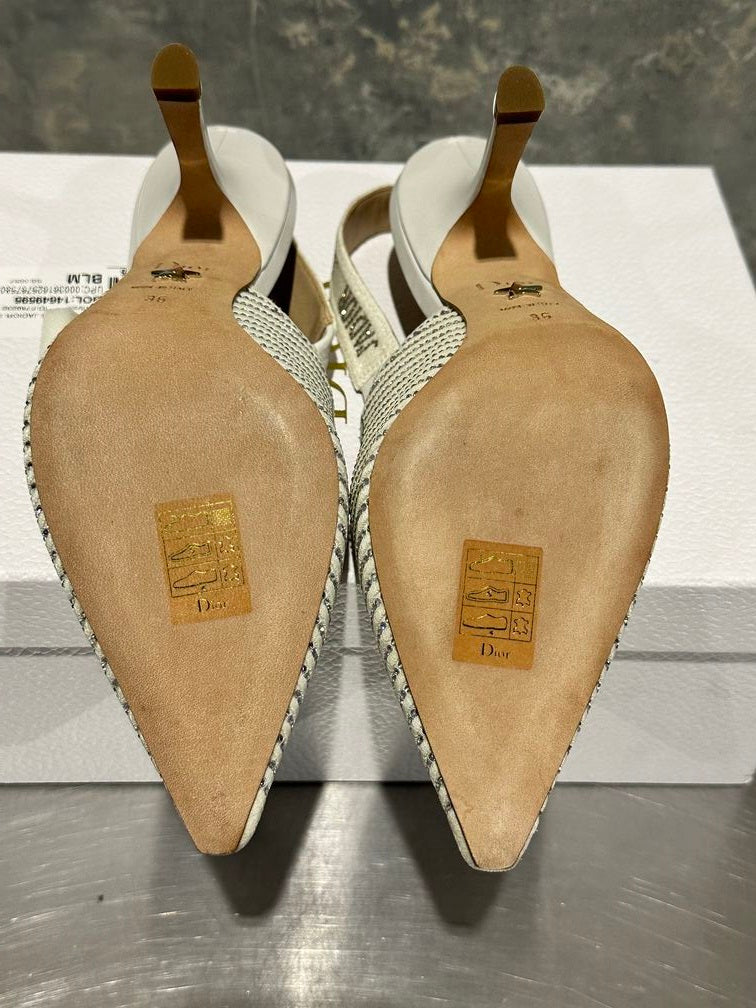 Christian Dior Feminino Street Style Elegante Logo Bico Fino Scarpins e Mules Brancos Tamanho 6