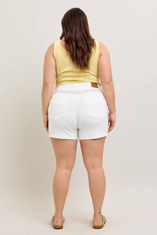 Judy Blue - Short Jeans com Detalhe de Costura Arco-Íris e Jugo de Cintura Alta