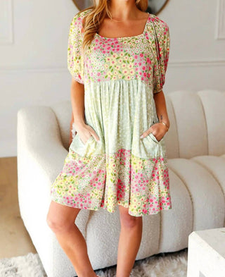 Haptics - Vestido Happy Trails com estampa floral Sage e decote quadrado em blocos de cores
