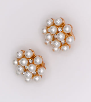Brincos de pressão com elegância floral perolada