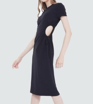 Vestido midi com recorte e fita preta e cordão