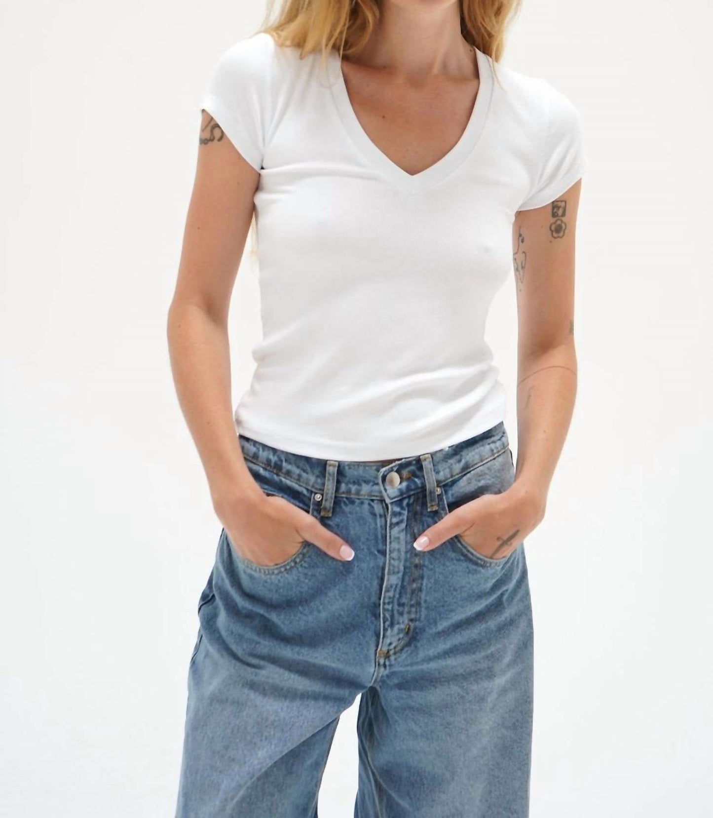 Lna - Fitted Ribbed V-neck Top