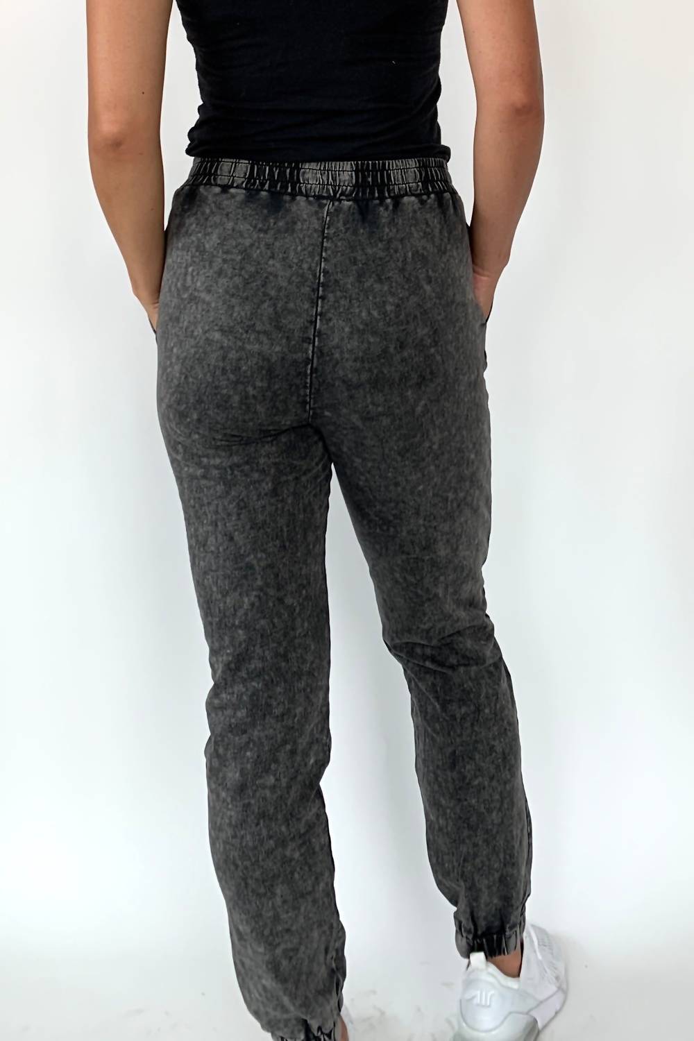124 Voltaire - Slightly Cropped Jogger Pant